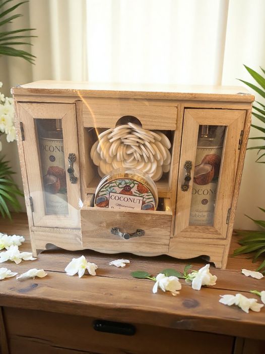 Accentra Wunderschönes Schränkchen mit Körperbutter, Duschgel, Schaumbad