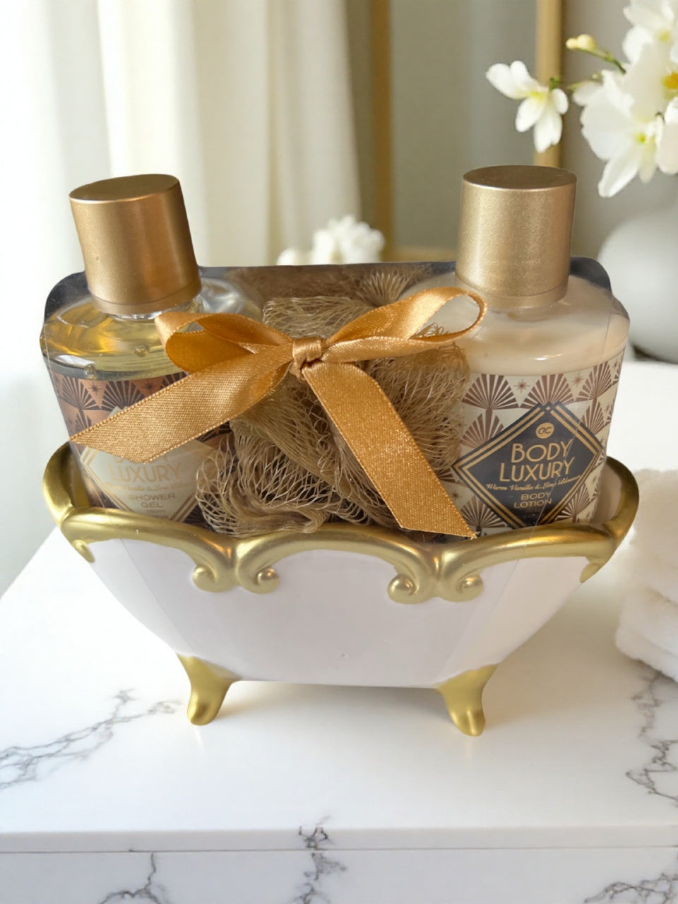 Accentra edle Badewanne in weiß/gold mit Duschgel und Körperlotion